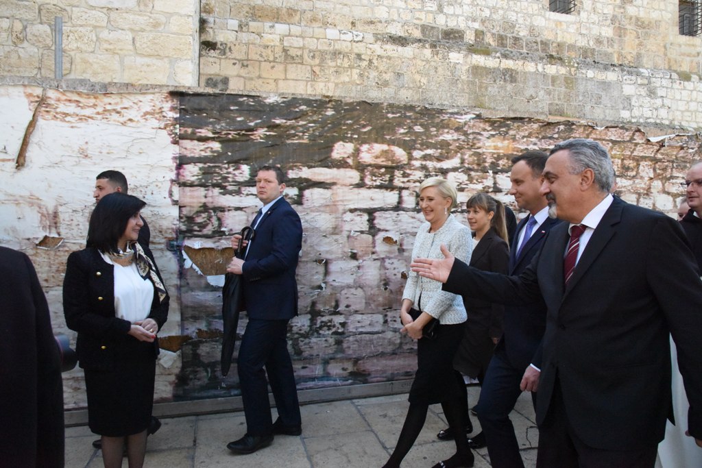 رئيسة بلدية بيت لحم تشارك في استقبال رئيس بولندا اندري دودا وترافقه في جولته 