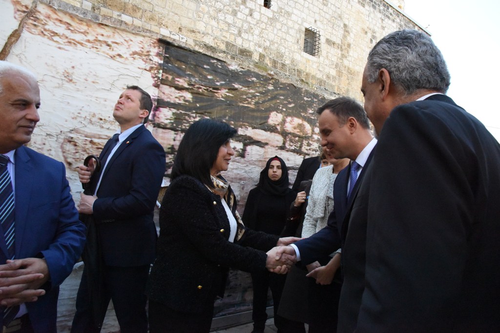 رئيسة بلدية بيت لحم تشارك في استقبال رئيس بولندا اندري دودا وترافقه في جولته 