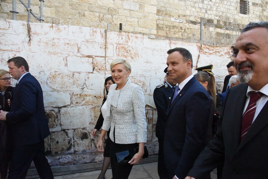 رئيسة بلدية بيت لحم تشارك في استقبال رئيس بولندا اندري دودا وترافقه في جولته 