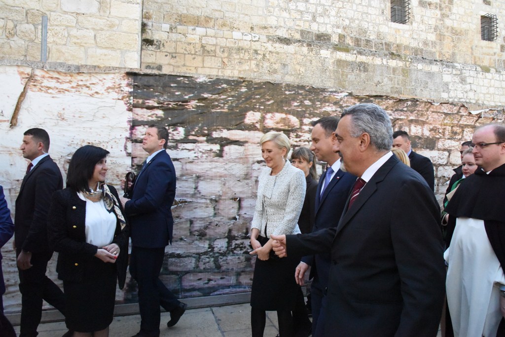 رئيسة بلدية بيت لحم تشارك في استقبال رئيس بولندا اندري دودا وترافقه في جولته 