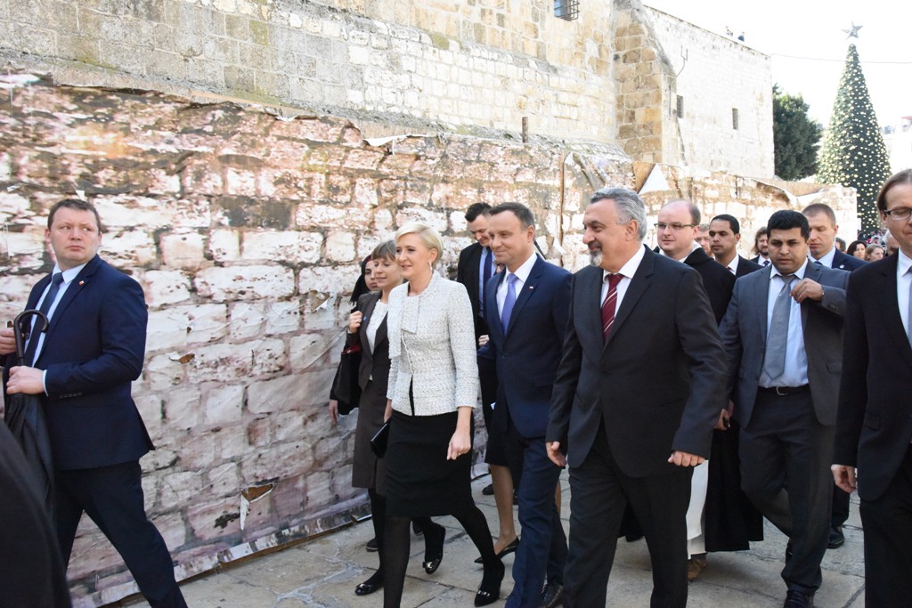 رئيسة بلدية بيت لحم تشارك في استقبال رئيس بولندا اندري دودا وترافقه في جولته 