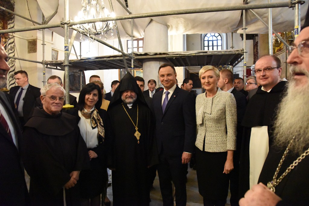 رئيسة بلدية بيت لحم تشارك في استقبال رئيس بولندا اندري دودا وترافقه في جولته 