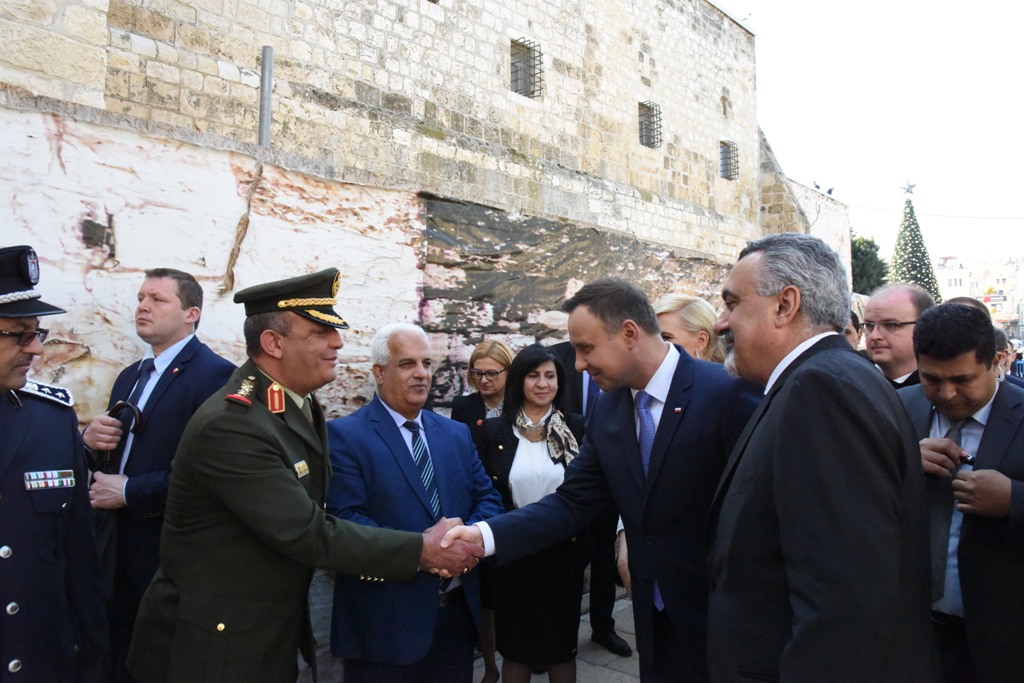 رئيسة بلدية بيت لحم تشارك في استقبال رئيس بولندا اندري دودا وترافقه في جولته 