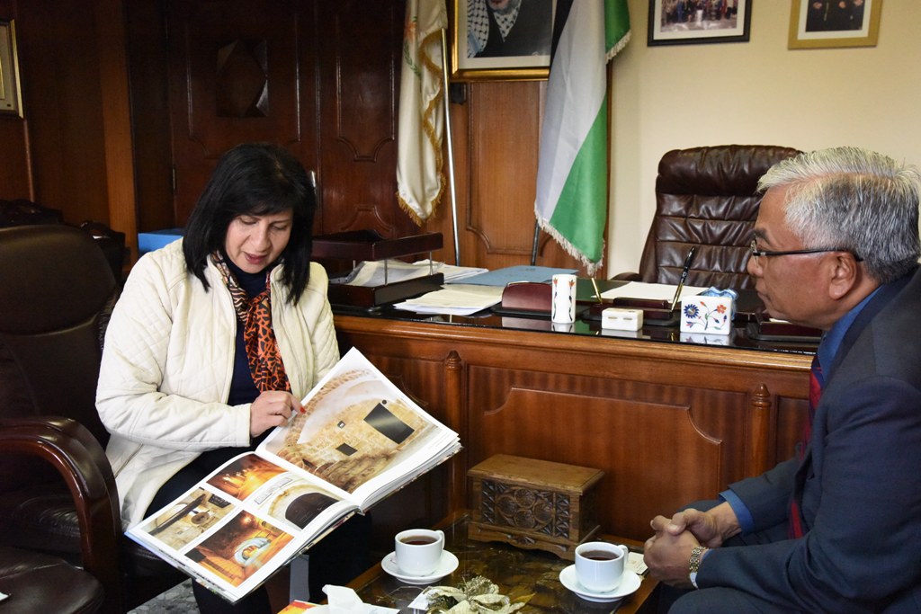 رئيسة بلدية بيت لحم تستقبل ممثل جمهورية سنغافورة غير المقيم لدى دولة فلسطين