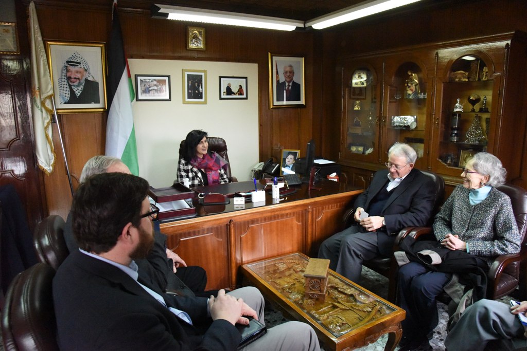 رئيسة بلدية بيت لحم تستقبل وفد مؤسسة الشرق الأوسط للسلام القادم من الولايات المتحدة الأمريكية 