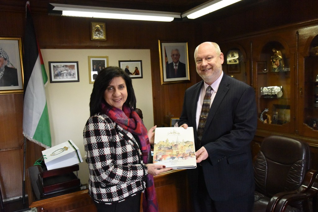 رئيسة بلدية بيت لحم تستقبل المستشار الاقتصادي الجديد في القنصلية الأمريكية العامة في القدس 