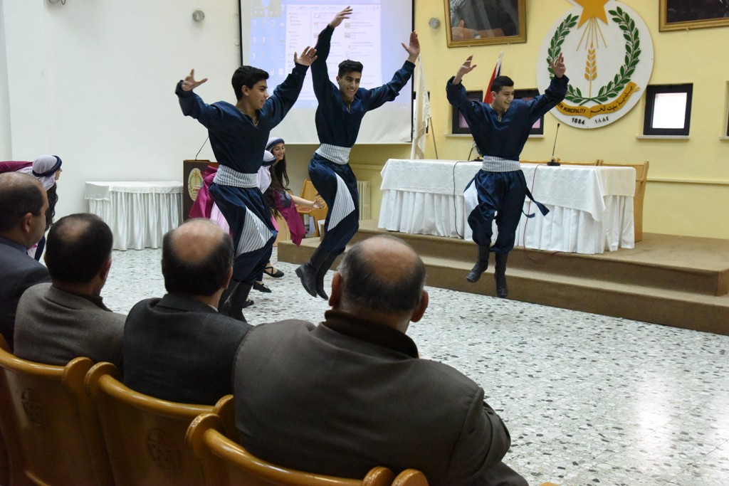 نائب رئيسة بلدية بيت لحم وأعضاء المجلس البلدي يستقبلون وفدا من مانشستر البريطانية 