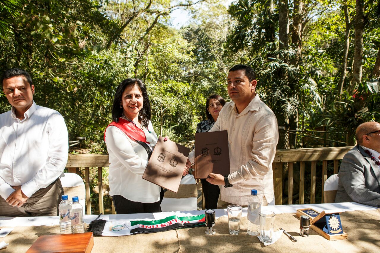 رئيسة بلدية بيت لحم توقع إتفاقية توأمة مع كوبان رويناس ومذكرة إعلان نوايا لتوقيع توأمة مع  تيغوسيغالبا في هندوراس ومدينة سان سلفادور تمنحها مواطنة شرف  