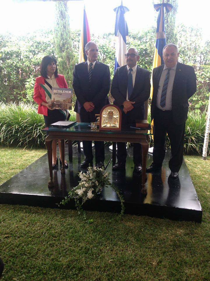 رئيسة بلدية بيت لحم توقع إتفاقية توأمة مع كوبان رويناس ومذكرة إعلان نوايا لتوقيع توأمة مع  تيغوسيغالبا في هندوراس ومدينة سان سلفادور تمنحها مواطنة شرف  