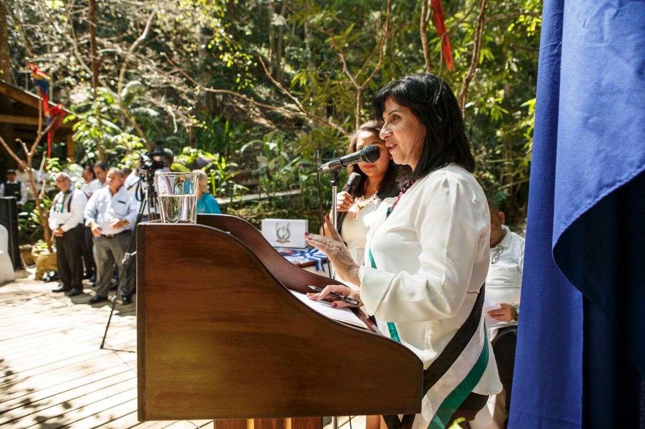 رئيسة بلدية بيت لحم توقع إتفاقية توأمة مع كوبان رويناس ومذكرة إعلان نوايا لتوقيع توأمة مع  تيغوسيغالبا في هندوراس ومدينة سان سلفادور تمنحها مواطنة شرف  