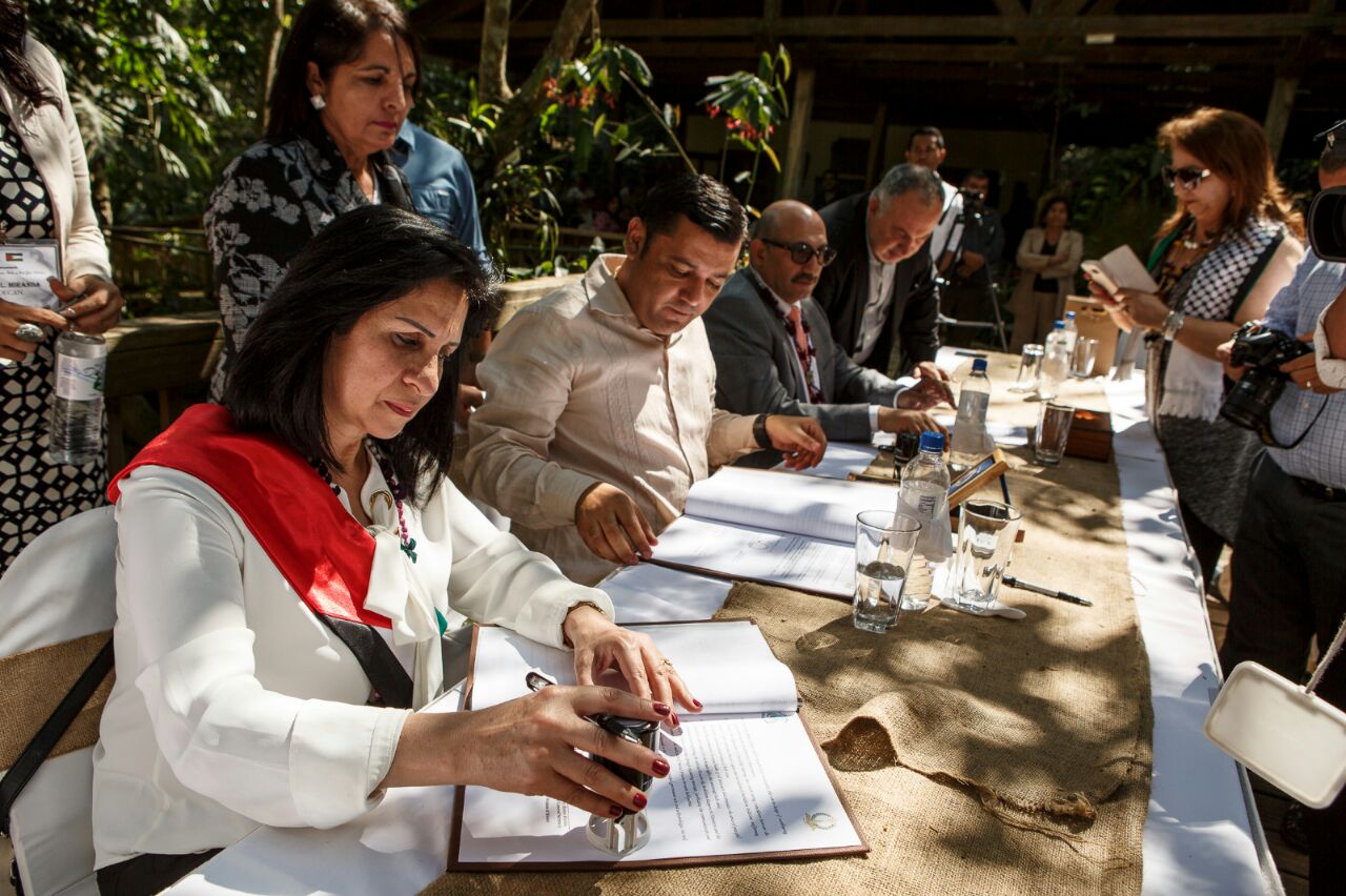 رئيسة بلدية بيت لحم توقع إتفاقية توأمة مع كوبان رويناس ومذكرة إعلان نوايا لتوقيع توأمة مع  تيغوسيغالبا في هندوراس ومدينة سان سلفادور تمنحها مواطنة شرف  