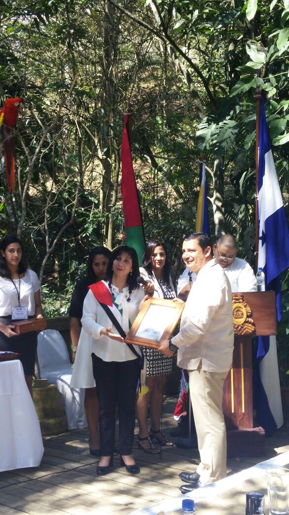 رئيسة بلدية بيت لحم توقع إتفاقية توأمة مع كوبان رويناس ومذكرة إعلان نوايا لتوقيع توأمة مع  تيغوسيغالبا في هندوراس ومدينة سان سلفادور تمنحها مواطنة شرف  