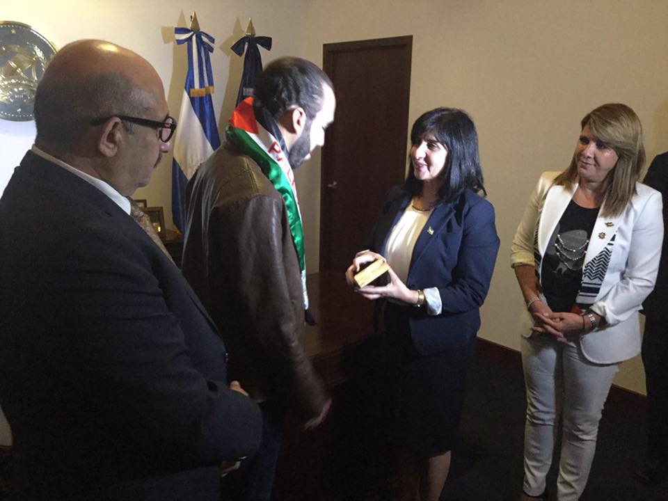 رئيسة بلدية بيت لحم توقع إتفاقية توأمة مع كوبان رويناس ومذكرة إعلان نوايا لتوقيع توأمة مع  تيغوسيغالبا في هندوراس ومدينة سان سلفادور تمنحها مواطنة شرف  