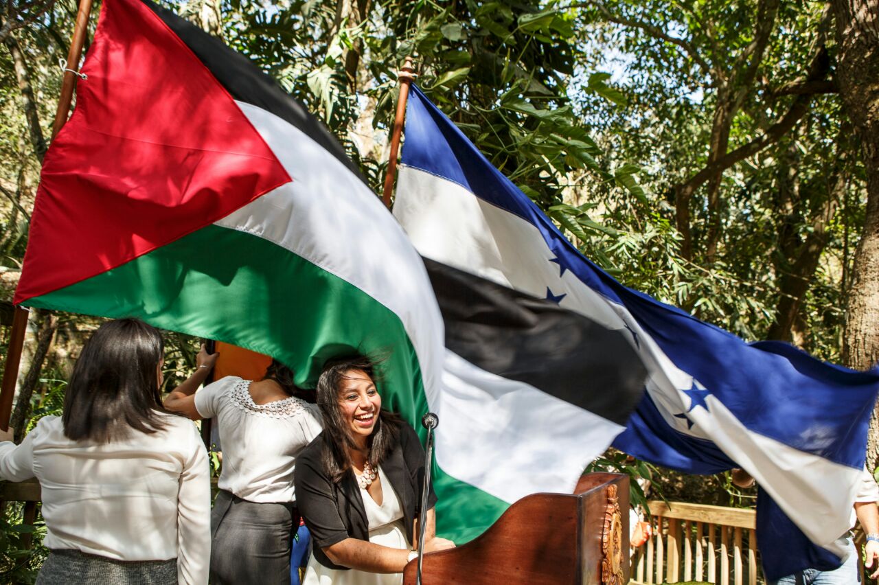 رئيسة بلدية بيت لحم توقع إتفاقية توأمة مع كوبان رويناس ومذكرة إعلان نوايا لتوقيع توأمة مع  تيغوسيغالبا في هندوراس ومدينة سان سلفادور تمنحها مواطنة شرف  