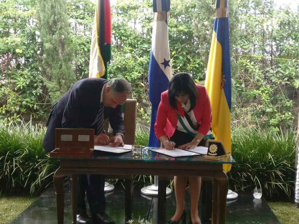 رئيسة بلدية بيت لحم توقع إتفاقية توأمة مع كوبان رويناس ومذكرة إعلان نوايا لتوقيع توأمة مع  تيغوسيغالبا في هندوراس ومدينة سان سلفادور تمنحها مواطنة شرف  