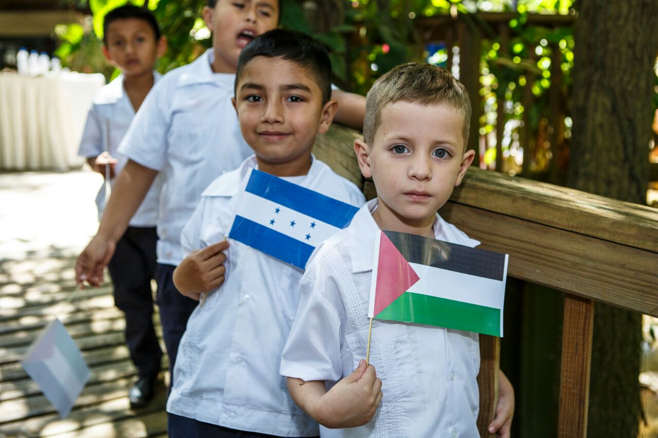 رئيسة بلدية بيت لحم توقع إتفاقية توأمة مع كوبان رويناس ومذكرة إعلان نوايا لتوقيع توأمة مع  تيغوسيغالبا في هندوراس ومدينة سان سلفادور تمنحها مواطنة شرف  