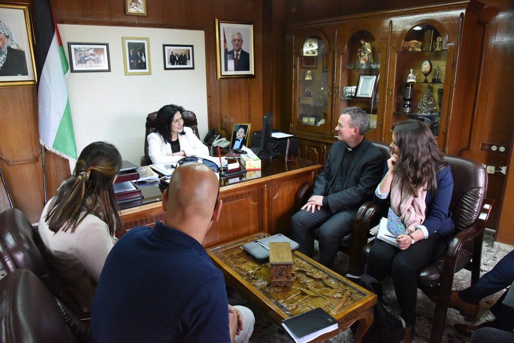 رئيسة بلدية بيت لحم تستقبل القس بولسون من كنيسة انجلترا وسفير دولة فلسطين لدى البرازيل   