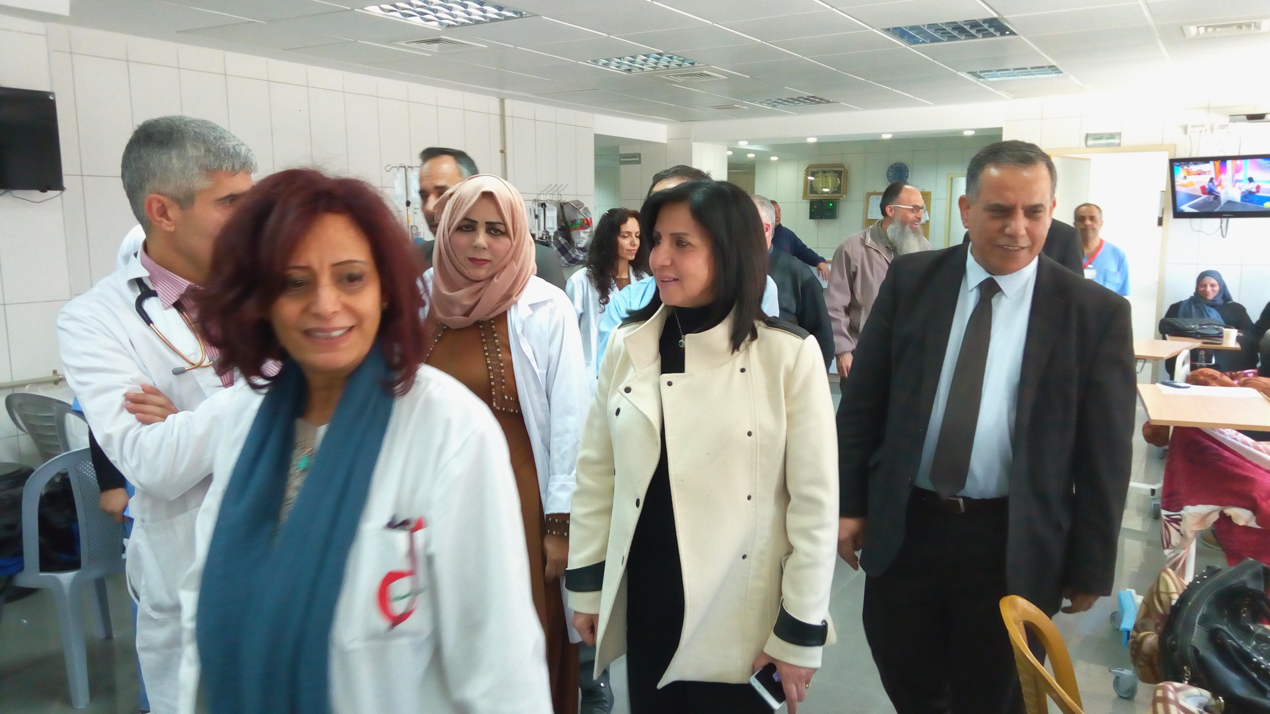 بابون في جولة تفقدية لمستشفى بيت جالا الحكومي بعد وصول  أجهزة جديدة لقسم غسيل الكلى والمستشفى يكرم بابون لدعمها المتواصل للقسم وسعيها لإحضار المكاينات الجديدة 