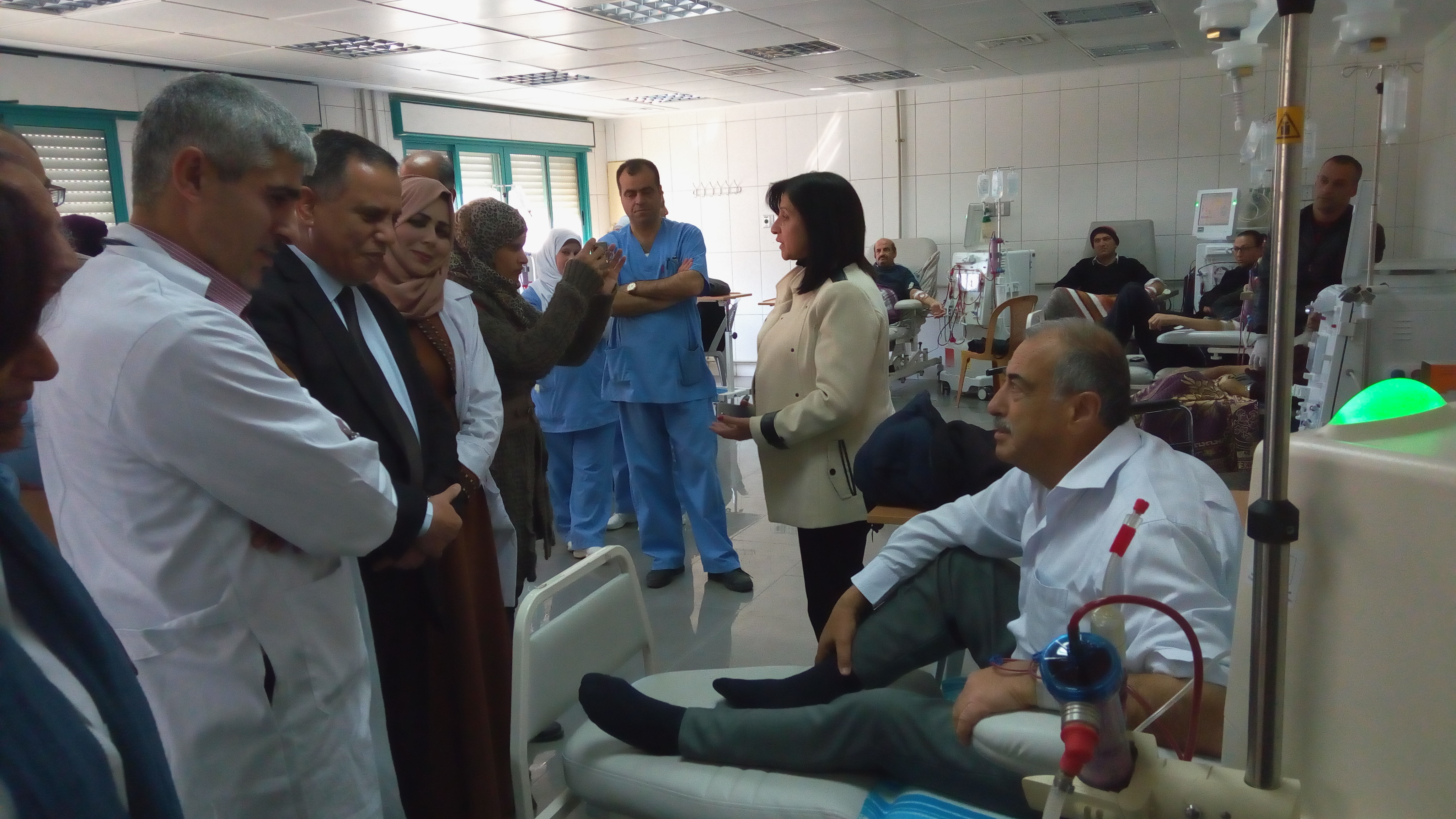 بابون في جولة تفقدية لمستشفى بيت جالا الحكومي بعد وصول  أجهزة جديدة لقسم غسيل الكلى والمستشفى يكرم بابون لدعمها المتواصل للقسم وسعيها لإحضار المكاينات الجديدة 