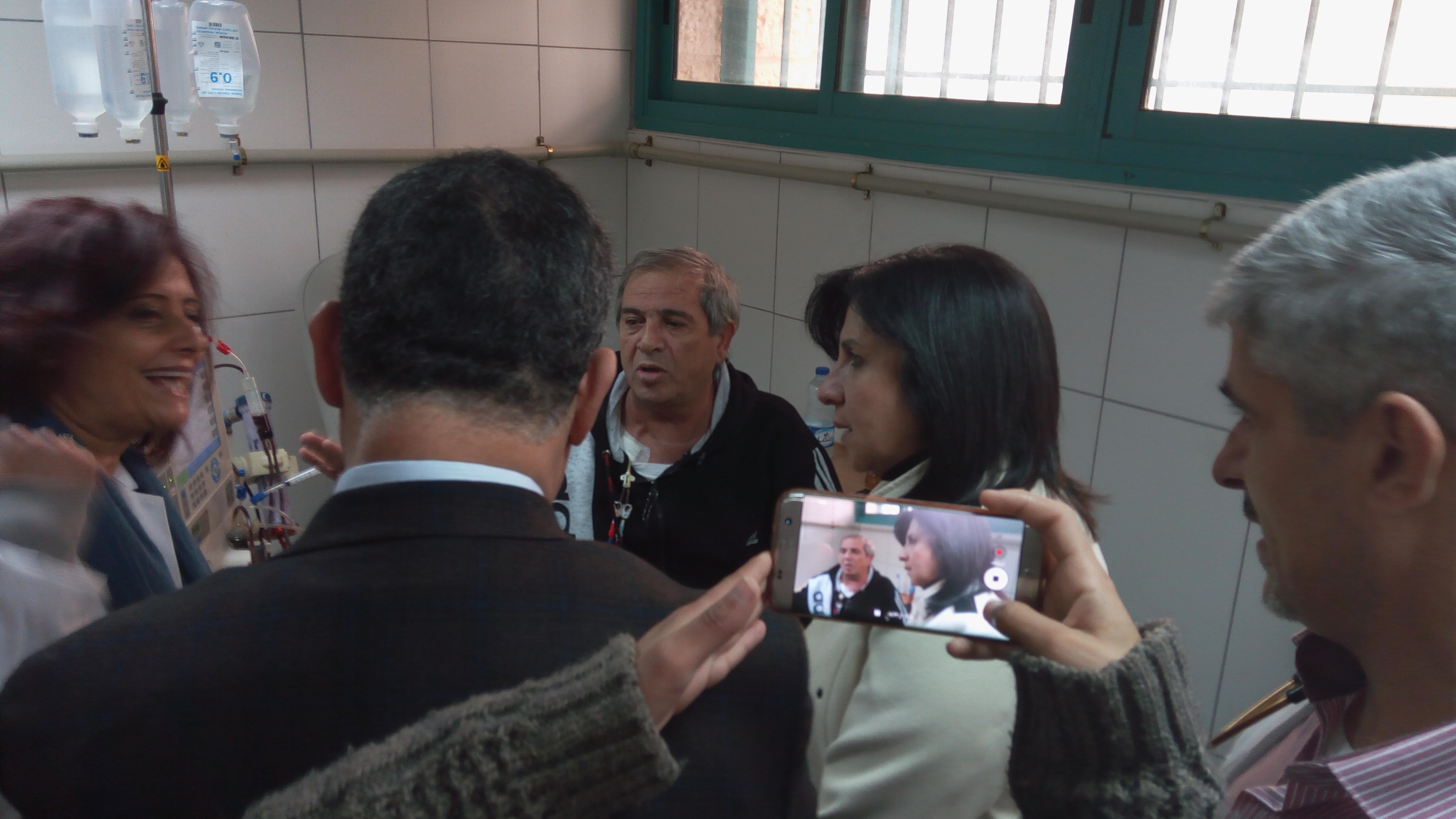 بابون في جولة تفقدية لمستشفى بيت جالا الحكومي بعد وصول  أجهزة جديدة لقسم غسيل الكلى والمستشفى يكرم بابون لدعمها المتواصل للقسم وسعيها لإحضار المكاينات الجديدة 