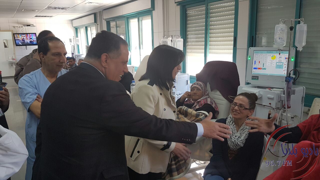 بابون في جولة تفقدية لمستشفى بيت جالا الحكومي بعد وصول  أجهزة جديدة لقسم غسيل الكلى والمستشفى يكرم بابون لدعمها المتواصل للقسم وسعيها لإحضار المكاينات الجديدة 