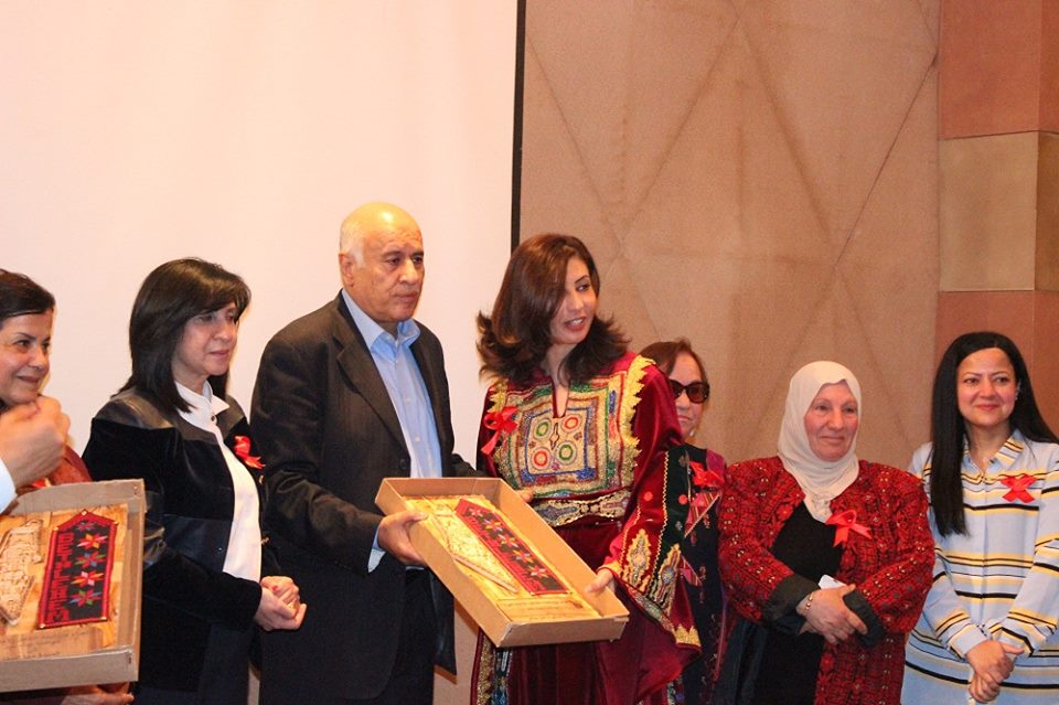 رئيسة بلدية بيت لحم تشارك في الحفل التكريمي المركزي لنساء مناضلات ومبدعات بمناسبة الثامن من اذار