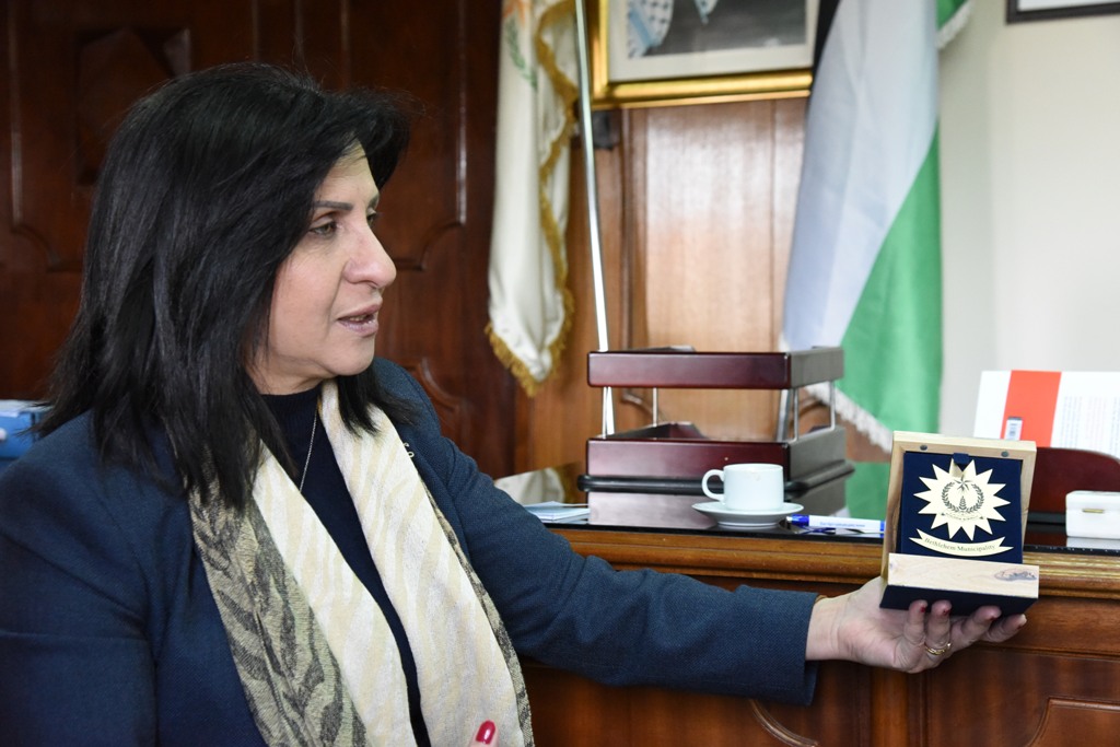 رئيسة بلدية بيت لحم تستقبل ممثل جمهورية سريلانكا ويبحثان سبل التعاون المشترك 