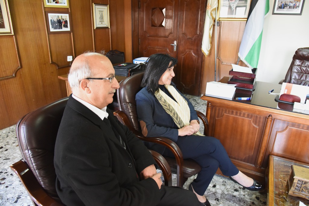 رئيسة بلدية بيت لحم تستقبل ممثل جمهورية سريلانكا ويبحثان سبل التعاون المشترك 