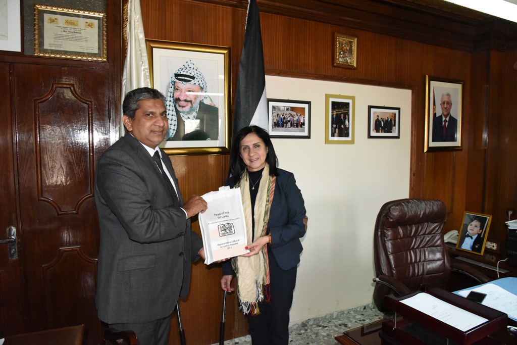 رئيسة بلدية بيت لحم تستقبل ممثل جمهورية سريلانكا ويبحثان سبل التعاون المشترك 