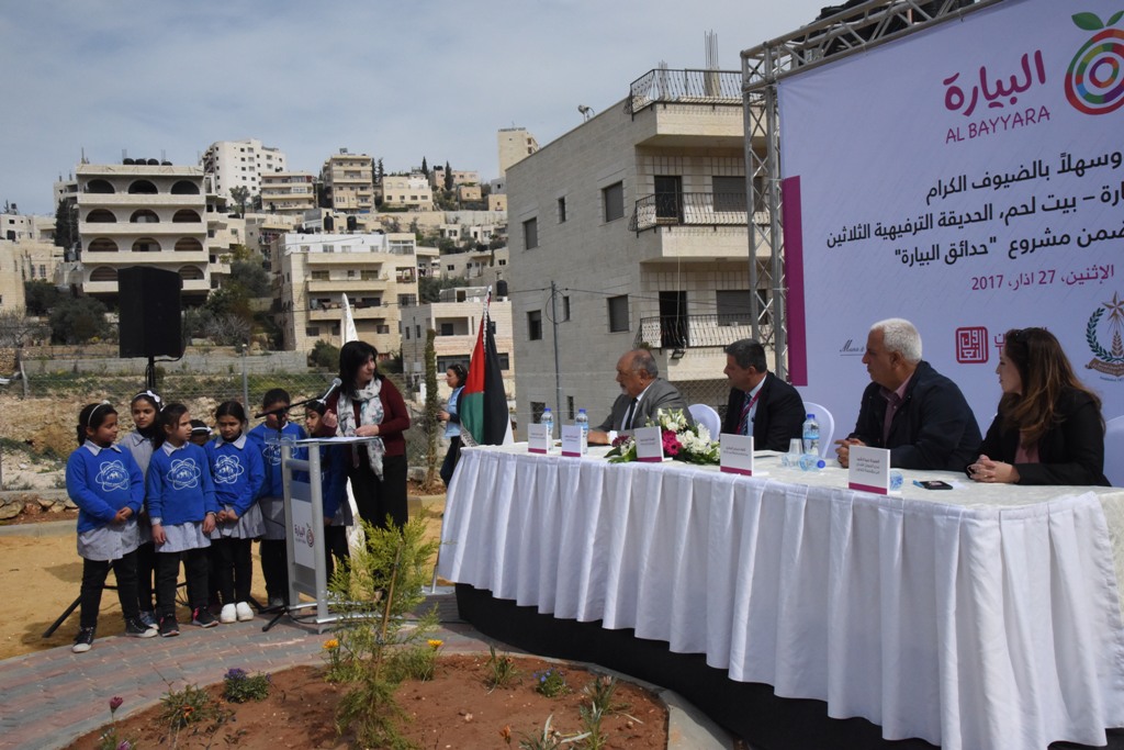 بلدية بيت لحم تفتتح مع شركائها حديقة البيارة في شارع  باب الجبيعة في المدينة