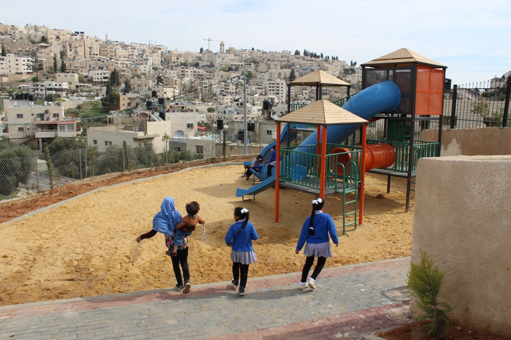 بلدية بيت لحم تفتتح مع شركائها حديقة البيارة في شارع  باب الجبيعة في المدينة