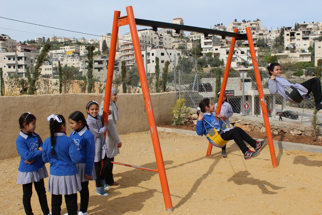 بلدية بيت لحم تفتتح مع شركائها حديقة البيارة في شارع  باب الجبيعة في المدينة