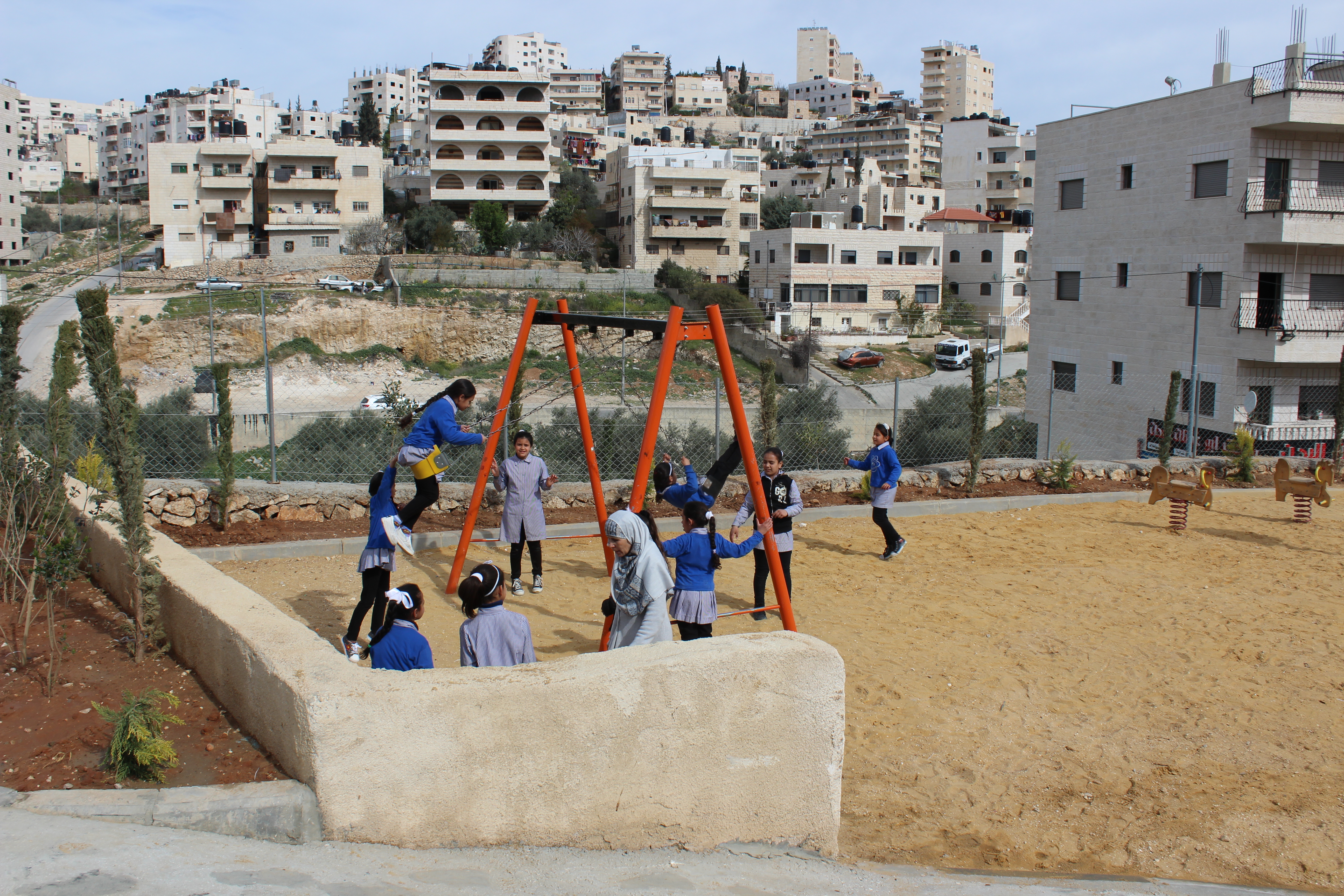 بلدية بيت لحم تفتتح مع شركائها حديقة البيارة في شارع  باب الجبيعة في المدينة
