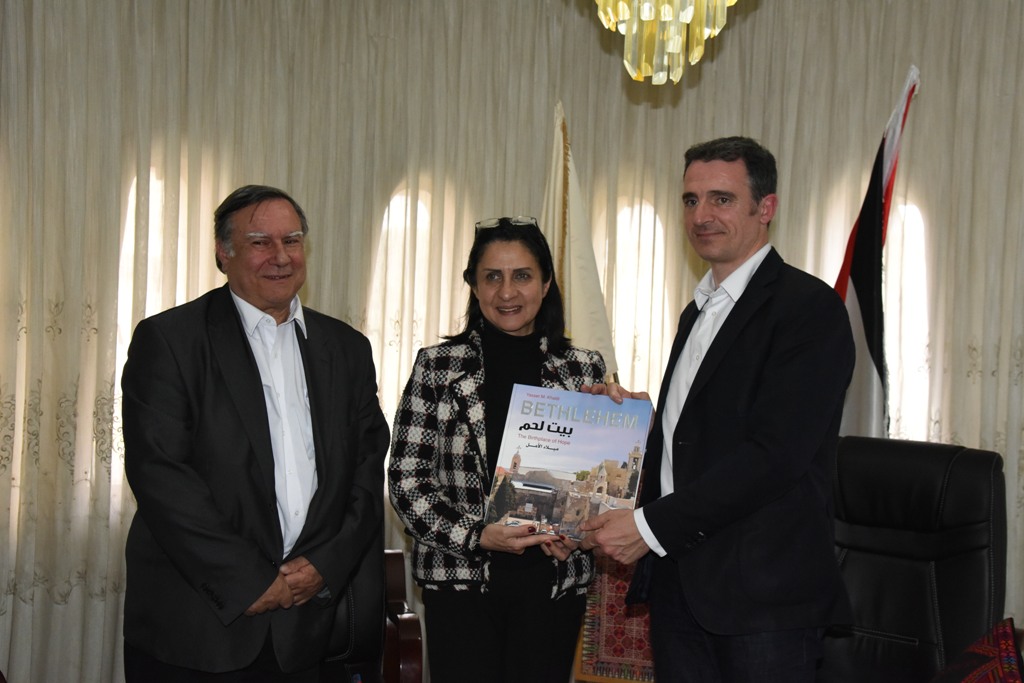 رئيسة بلدية بيت لحم تشارك في إستقبال رئيس جمهورية سلوفاكيا وتلتقي برئيس بلدية غرونوبل الفرنسية