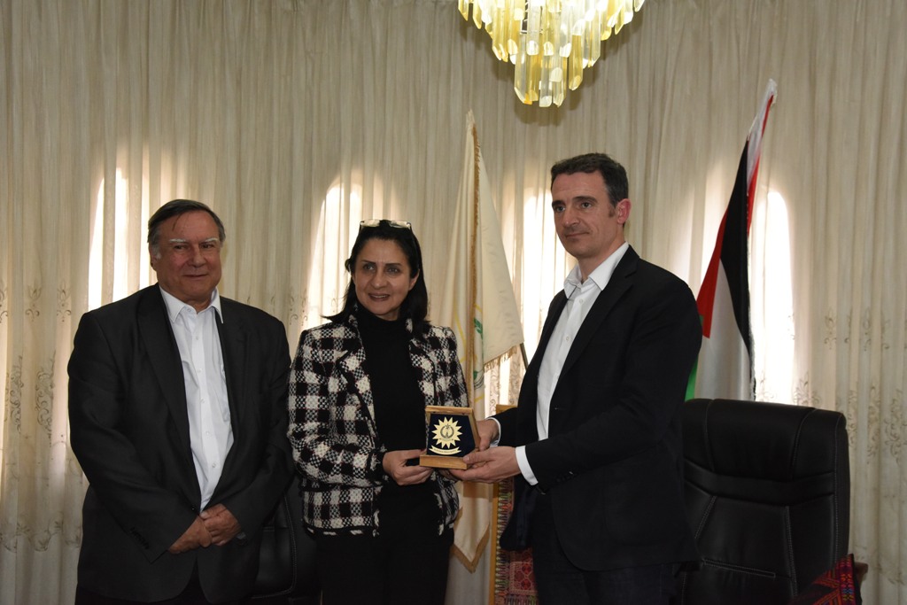 رئيسة بلدية بيت لحم تشارك في إستقبال رئيس جمهورية سلوفاكيا وتلتقي برئيس بلدية غرونوبل الفرنسية