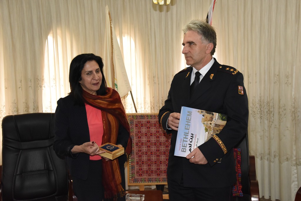 رئيسة بلدية بيت لحم تستقبل مدير عام الدفاع المدني في التشيك والوفد المرافق