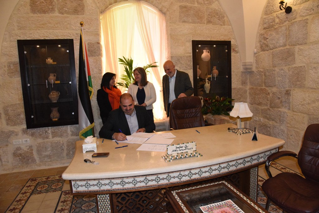 معايعة وبابون وجحا ونصار يوقعان مذكرة تفاهم بخصوص كنيسة المهد