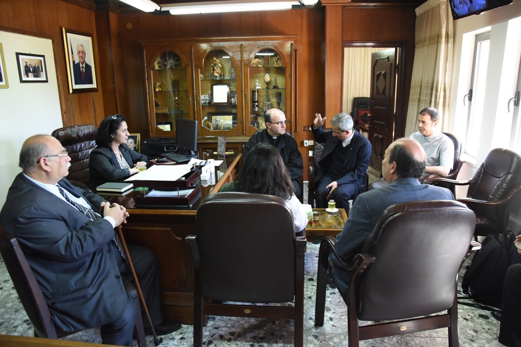   رئيسة بلدية بيت لحم تلتقي برئيس اساقفة سان سباستيان ويتبرعون لصالح قسم غسيل الكلى في مستشفى بيت جالا الحكومي