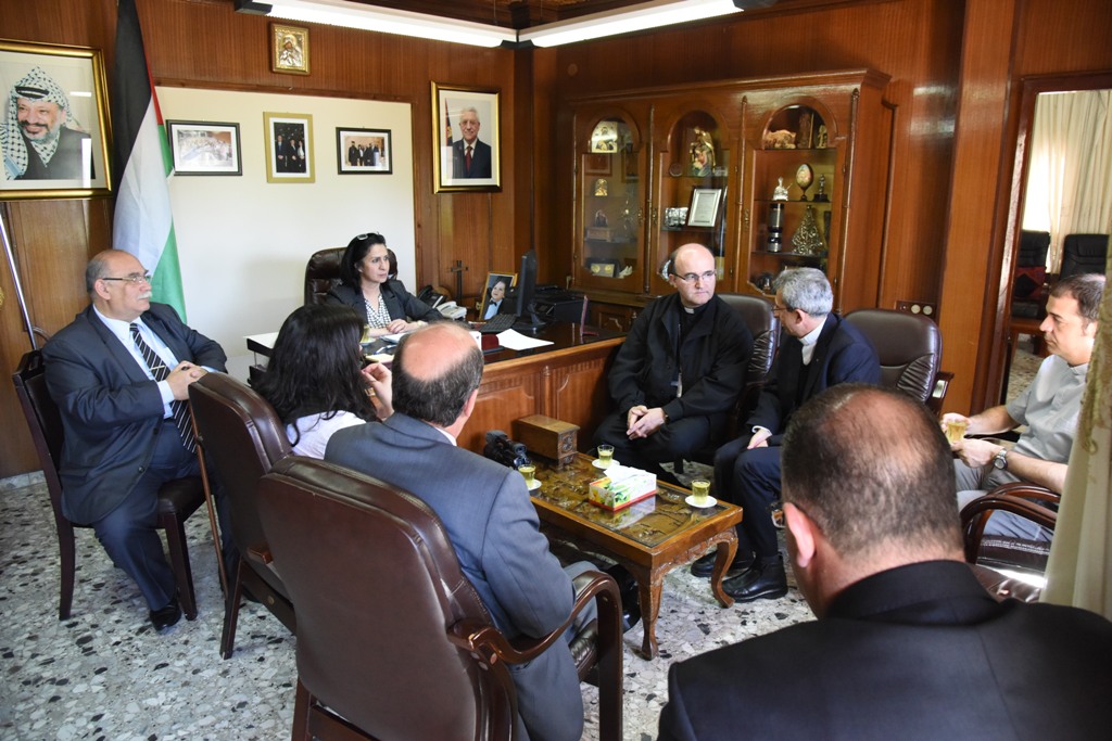   رئيسة بلدية بيت لحم تلتقي برئيس اساقفة سان سباستيان ويتبرعون لصالح قسم غسيل الكلى في مستشفى بيت جالا الحكومي