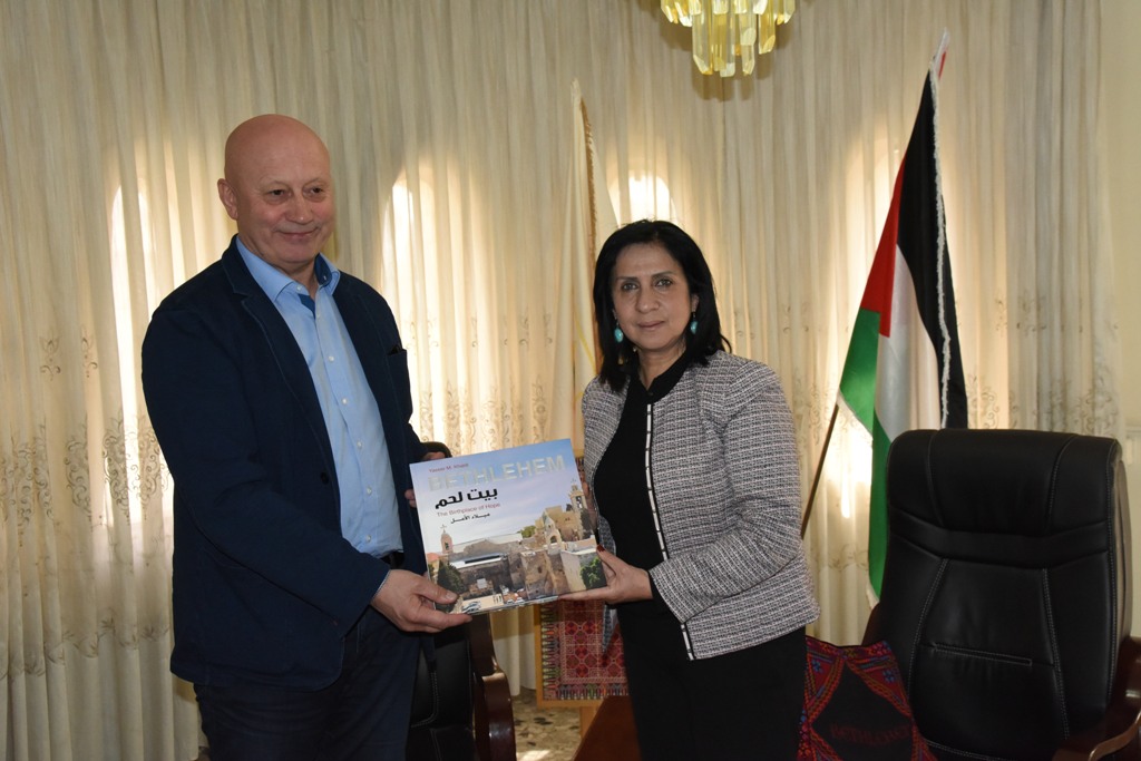  رئيسة بلدية بيت لحم تستقبل رئيس بلدية هابسالو الأستونية المتوأمة مع بيت لحم 