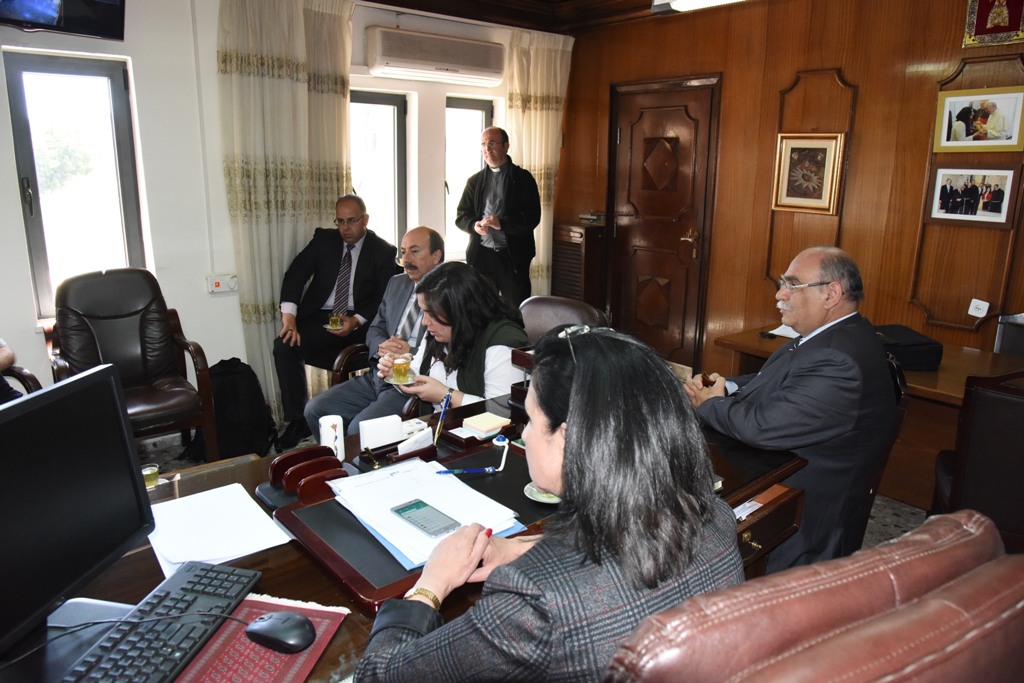   رئيسة بلدية بيت لحم تلتقي برئيس اساقفة سان سباستيان ويتبرعون لصالح قسم غسيل الكلى في مستشفى بيت جالا الحكومي