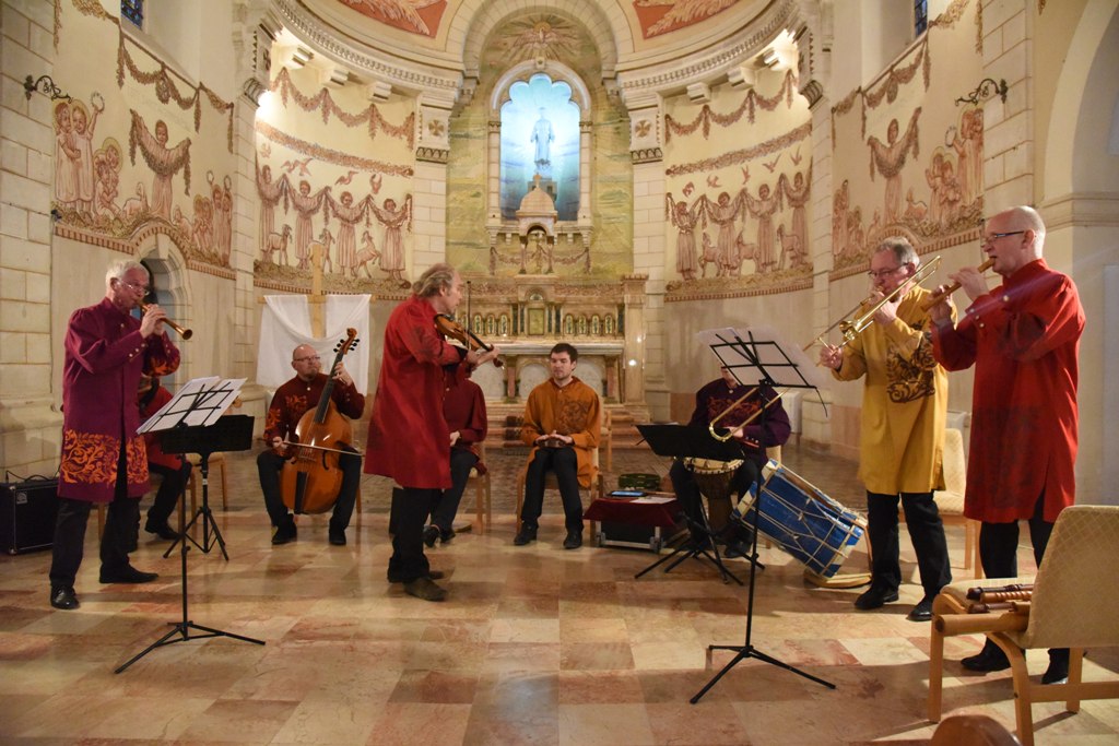  في إطار إتفاقية التوأمة بين بلديتي بيت لحم وهابسالو الأستونية عرض موسيقي ينادي بالسلام والمحبة في جامعة بيت لحم