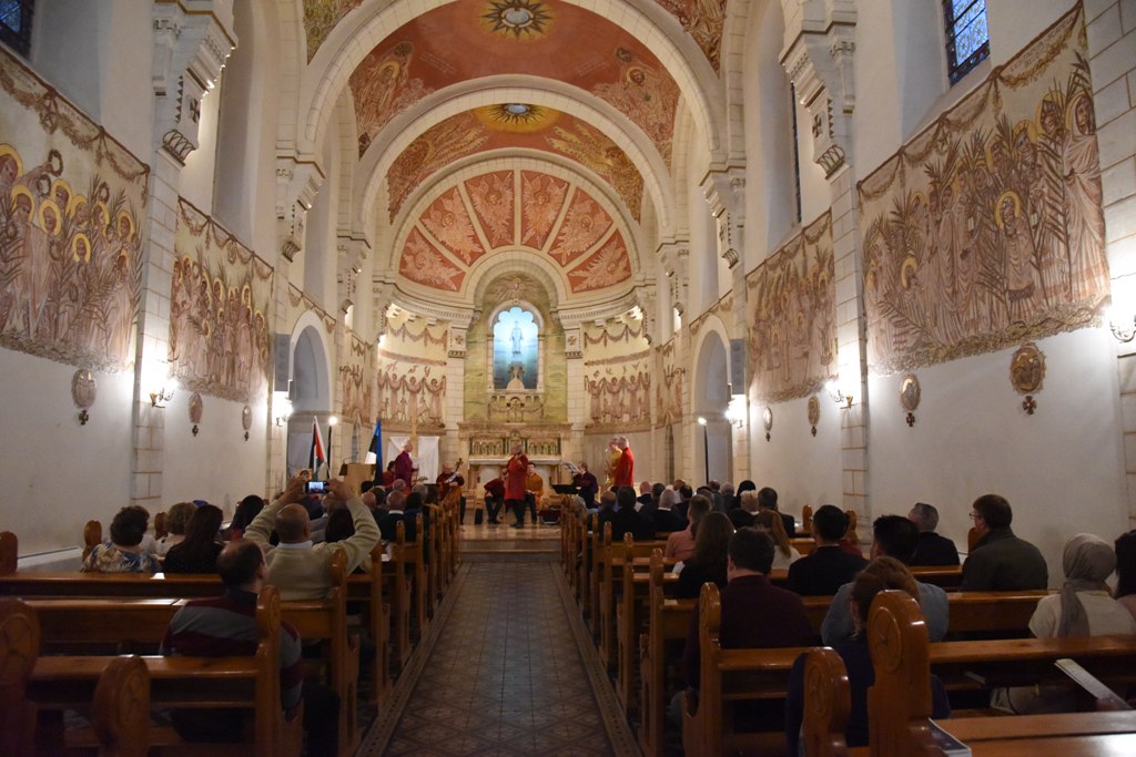  في إطار إتفاقية التوأمة بين بلديتي بيت لحم وهابسالو الأستونية عرض موسيقي ينادي بالسلام والمحبة في جامعة بيت لحم