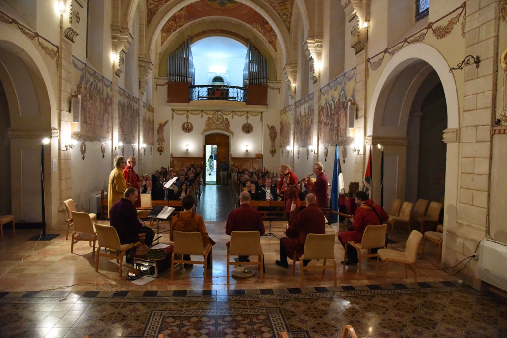  في إطار إتفاقية التوأمة بين بلديتي بيت لحم وهابسالو الأستونية عرض موسيقي ينادي بالسلام والمحبة في جامعة بيت لحم