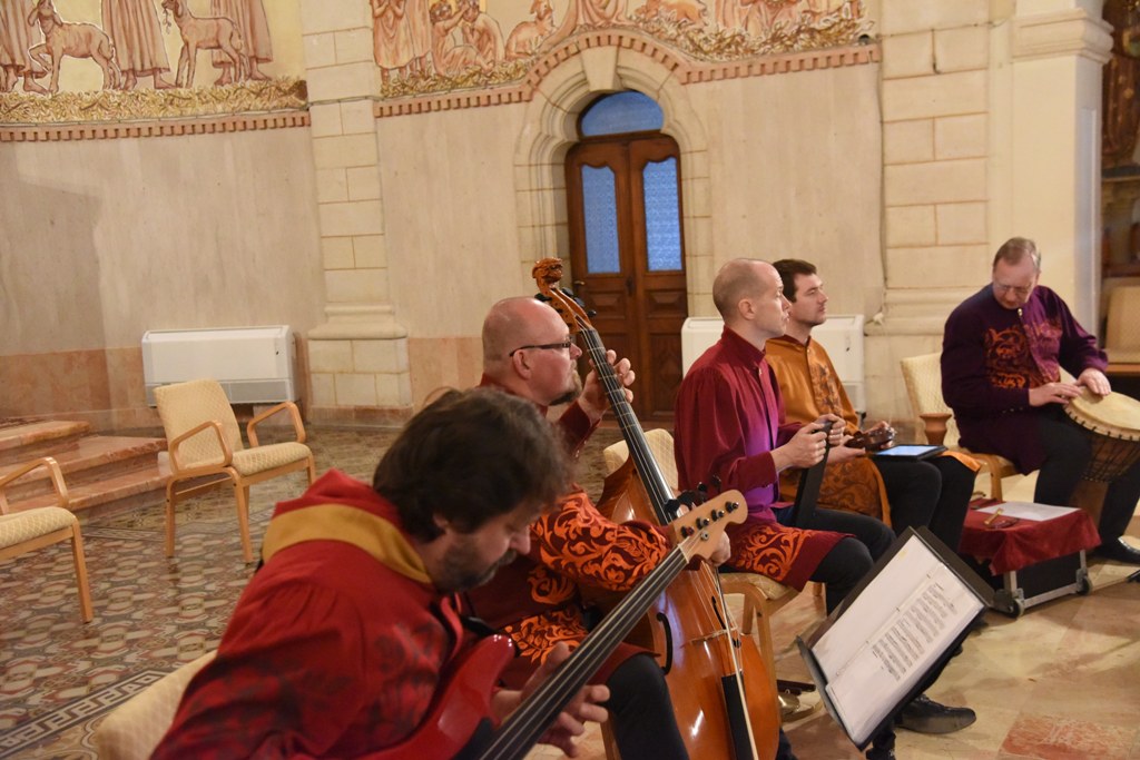  في إطار إتفاقية التوأمة بين بلديتي بيت لحم وهابسالو الأستونية عرض موسيقي ينادي بالسلام والمحبة في جامعة بيت لحم