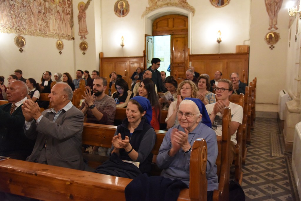  في إطار إتفاقية التوأمة بين بلديتي بيت لحم وهابسالو الأستونية عرض موسيقي ينادي بالسلام والمحبة في جامعة بيت لحم