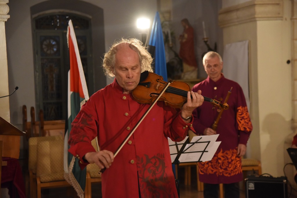  في إطار إتفاقية التوأمة بين بلديتي بيت لحم وهابسالو الأستونية عرض موسيقي ينادي بالسلام والمحبة في جامعة بيت لحم