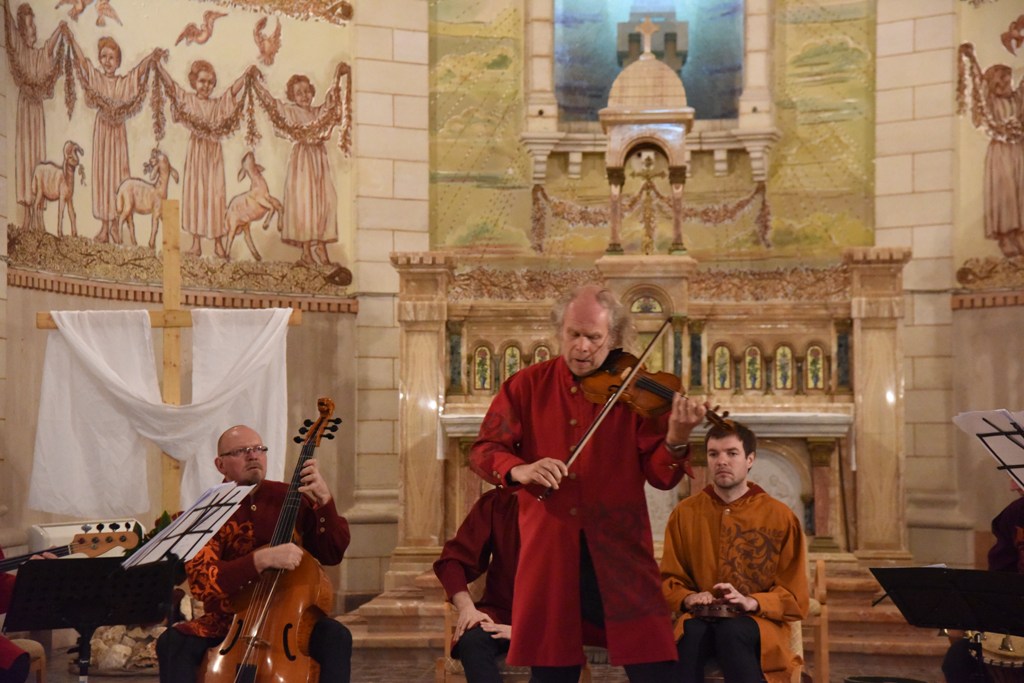  في إطار إتفاقية التوأمة بين بلديتي بيت لحم وهابسالو الأستونية عرض موسيقي ينادي بالسلام والمحبة في جامعة بيت لحم