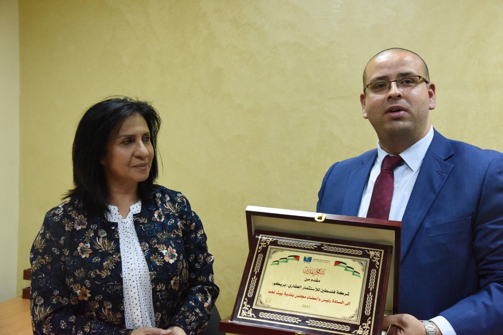 بلدية بيت لحم تستلم رسميا محطة الباصات المركزية في بيت لحم 