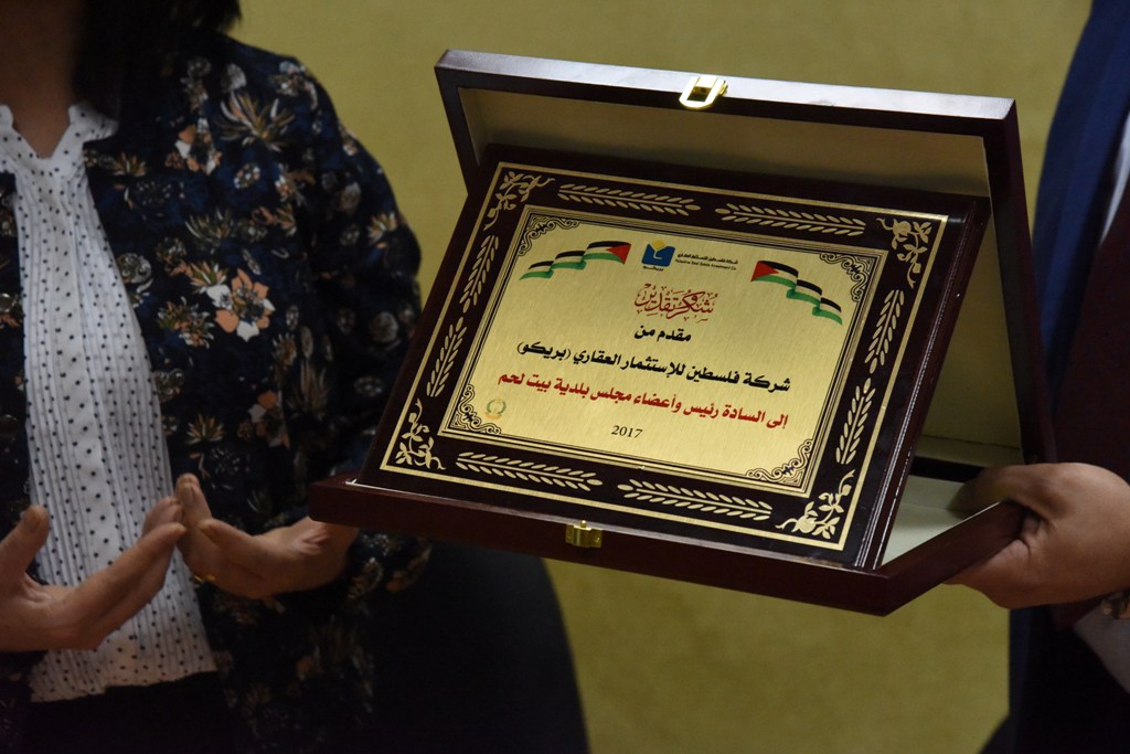 بلدية بيت لحم تستلم رسميا محطة الباصات المركزية في بيت لحم 